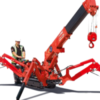 Minigrúa araña URW-295 roja con brazo hidráulico elevado, gancho de carga y estabilizadores desplegados